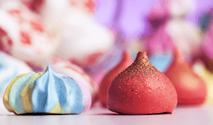 Suspiros recheados e decorados