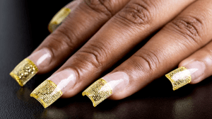 Unhas de tecido, esmaltação em gel e blindagem com powder gel