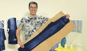 Modelagem plana de calça jeans feminina