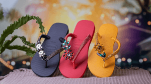 Chinelo personalizado com pedraria pronta