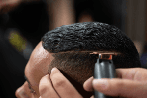 Barbearia express: corte com risco como tendência