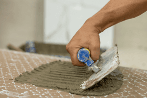 Assentamento de pisos e revestimento de grandes formatos