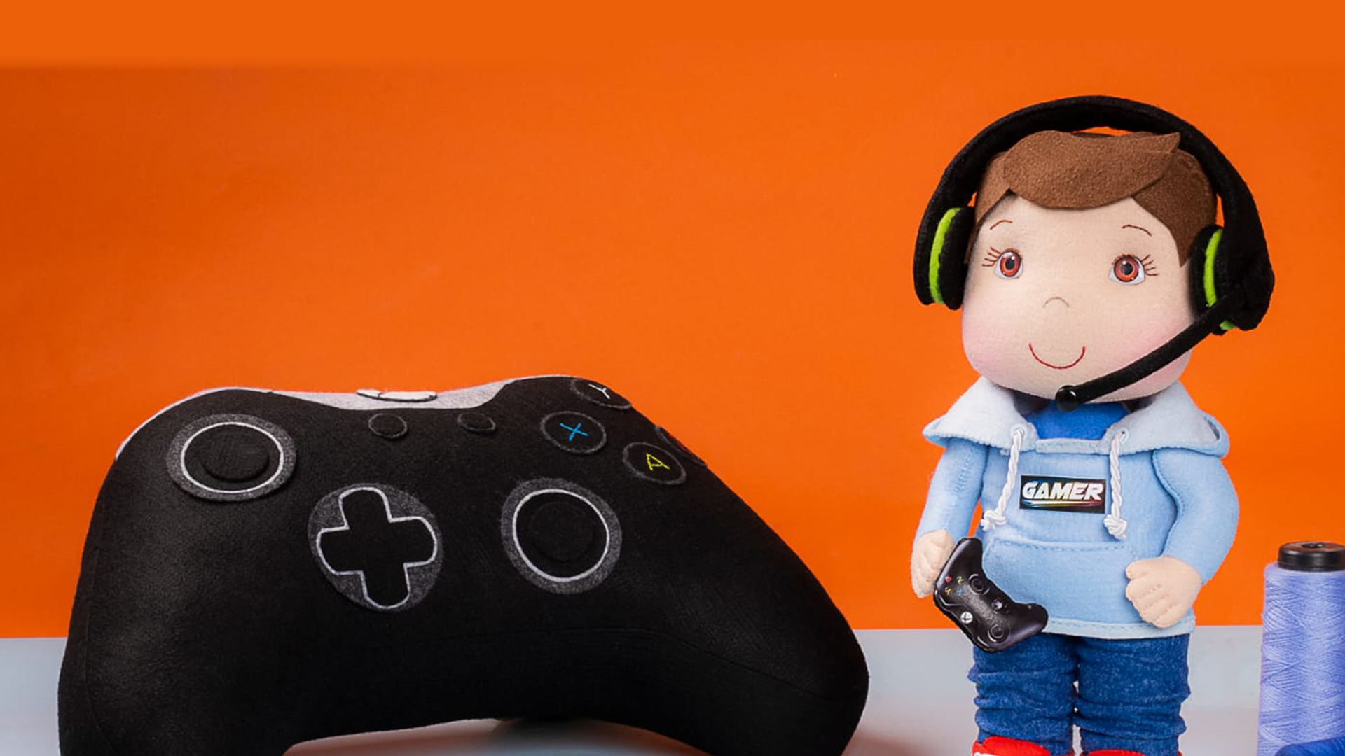 Videogame em feltro: boneco e almofada de controle